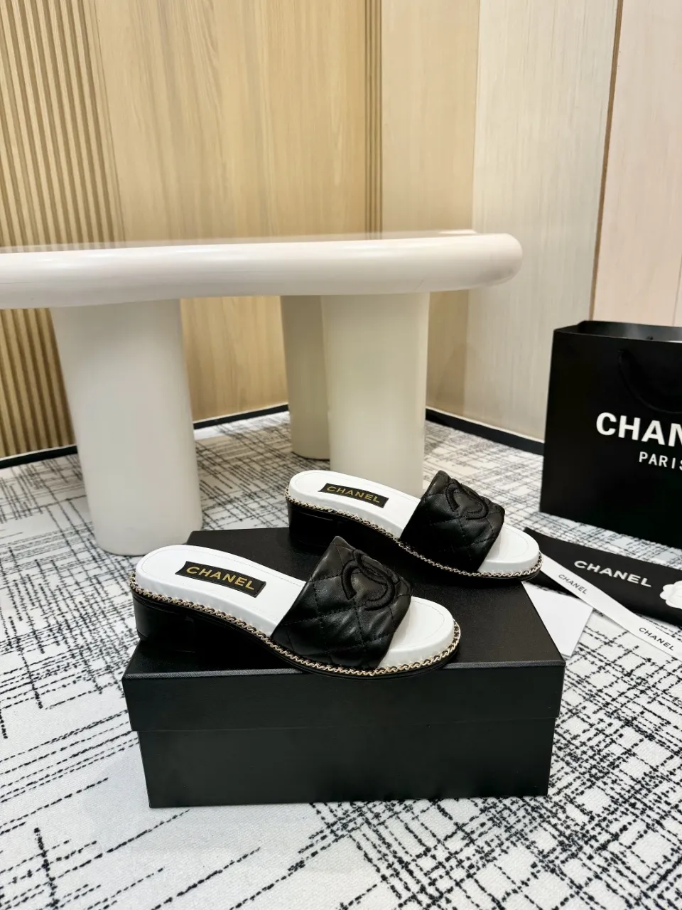 👟👟Ex-factory price 480👟👟 Top version Chanel Chanel - 2025 spring model, counter top double C sandals, this classic design; the extraordinary double C incorporates a variety of color elements... The diversified mix and match is very beautiful and versatile, very light on the foot, comfortable, super delicate and elegant, and can be used outdoors... ꫛꫀꪝ Go➫ Material: ❶Upper made of: Original imported sheepskin ❷Inner lining: Original sheepskin lining ❸Outsole based on: Original Italian genuine leather outsole Counter boutique packaging complete set for women 35–40 (customized for 41) 3 colors available (black, white, pink)